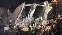 Sedikitnya empat gedung di kota Ravanusa ambruk setelah terjadi ledakan besar, yang diduga dipicu oleh kebocoran gas, pada Sabtu (11/12) waktu setempat. Badan perlindungan sipil Italia menyatakan ledakan itu meratakan empat gedung, termasuk salah satunya gedung apartemen empat lantai, di distrik berpenduduk 11.000 orang tersebut.