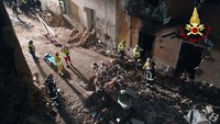 Petugas pemadam kebakaran mencari korban gedung roboh di Ravanusa, Sisilia, Italia, Minggu (12/12) waktu setempat.