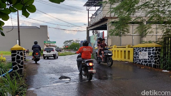 Jalan Ciganitri, lokasi viral mobil berlampu trobo dipukul mundur pengendara perempuan