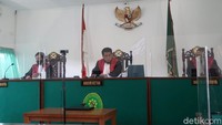 Sidang tersebut dipimpin ketua majelis hakim Aminuddin dengan anggota Sigit Subagyo dan Agus Supriyana. Sedangkan dari dari tim jaksa penuntut umum (JPU) terdiri dari Sulisyadi, Meladissa Arwasari, Nur Hadi Yutama dan Ahmad Ali Fikri Pandela.