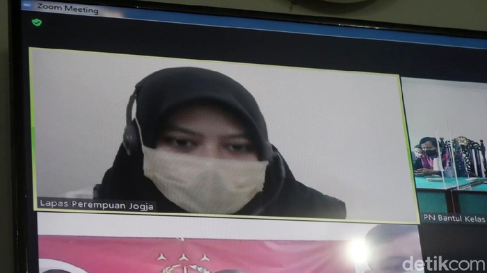 Nani Aprilliani Nurjaman (25) jalani sidang putusan terkait kasus takjil sianida yang menjeratnya. Dalam sidang itu ia divonis 16 tahun penjara.