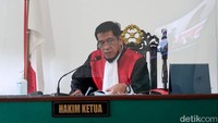 Merujuk tuntutan itu Nani dijerat Pasal 340 KUHP. Di mana Nani terancam mendekam bui dengan waktu yang lama.