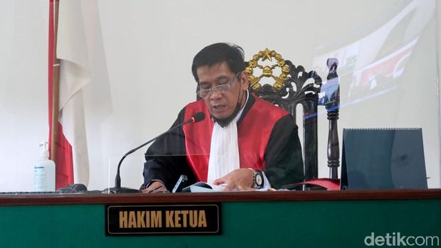Nani Aprilliani Nurjaman (25) jalani sidang putusan terkait kasus takjil sianida yang menjeratnya. Dalam sidang itu ia divonis 16 tahun penjara.