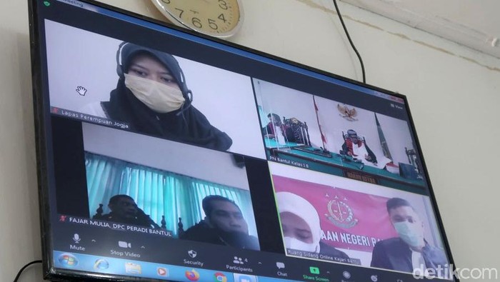 Jalani Sidang Putusan, Nani Takjil Sianida Divonis 16 Tahun Penjara Nani Aprilliani Nurjaman (25) jalani sidang putusan terkait kasus takjil sianida yang menjeratnya. Dalam sidang itu ia divonis 16 tahun penjara.