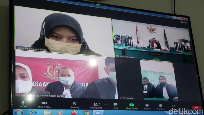 Jalani Sidang Putusan, Nani Takjil Sianida Divonis 16 Tahun Penjara Nani Aprilliani Nurjaman (25) jalani sidang putusan terkait kasus takjil sianida yang menjeratnya. Dalam sidang itu ia divonis 16 tahun penjara.