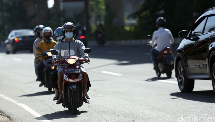 Aksi pemotor lawan arah masih kerap ditemukan di jalanan ibu kota. Tak sedikit yang beralasan lawan arah dilakukan untuk hindari macet. Jangan ditiru ya gaes.
