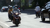 Aksi pemotor lawan arah masih kerap ditemukan di jalanan ibu kota. Tak sedikit pemotor yang nekat melawan arah demi mempersingkat waktu tempuh maupun menghindari macet.