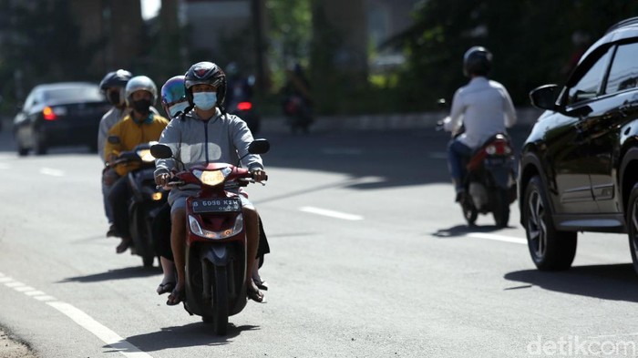 Jangan Ditiru! Aksi Pemotor di Jakarta Lawan Arah Hindari Macet Aksi pemotor lawan arah masih kerap ditemukan di jalanan ibu kota. Tak sedikit yang beralasan lawan arah dilakukan untuk hindari macet. Jangan ditiru ya gaes.