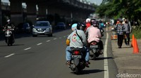 Seperti halnya sejumlah pemotor di kawasan Kalimalang ini. Beberapa di antaranya melawan arah guna menghindari kemacetan arah Jakarta yang berada disisi selatan tol Becakayu.