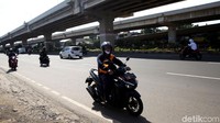 Perilaku pengendara motor yang melawan arah ini sangat membahayakan pengendara lainnya yang datang dari arah Jakarta menuju Bekasi.