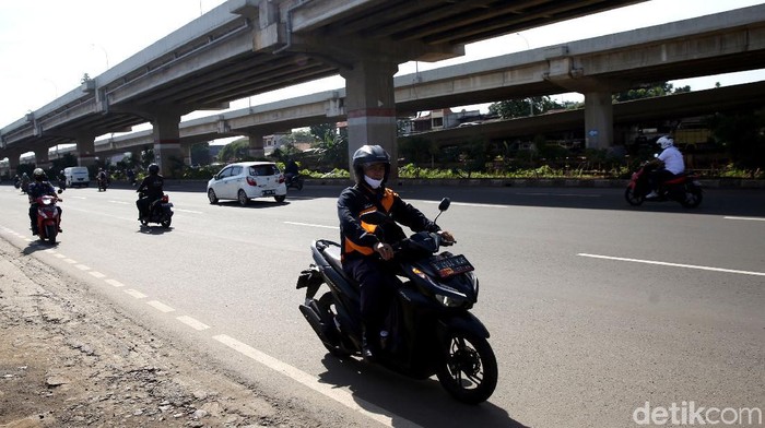 Jangan Ditiru! Aksi Pemotor di Jakarta Lawan Arah Hindari Macet Aksi pemotor lawan arah masih kerap ditemukan di jalanan ibu kota. Tak sedikit yang beralasan lawan arah dilakukan untuk hindari macet. Jangan ditiru ya gaes.