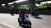 Seorang pengendara motor tampak melawan arah saat melintasi kawasan Kalimalang, Duren Sawit, Jakarta Timur, Senin (13/12/2021).