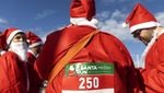Jelang Natal, Ratusan Sinterklas Ikut Lomba Lari di Athena