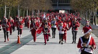 Lomba lari dengan mengenakan kostum Sinterklas ini merupakan salah satu acara amal yang digelar menjelang Natal. 