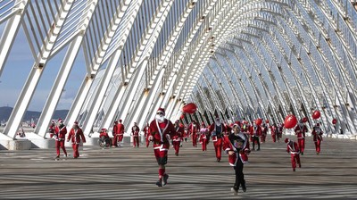 Jelang Natal, Ratusan Sinterklas Ikut Lomba Lari di Athena