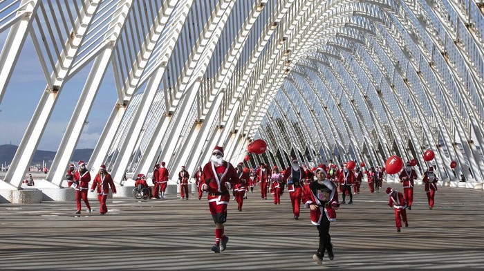 Ratusan warga ikut serta dalam lomba lari yang digelar di Athena, Yunani. Uniknya, para peserta mengenakan kostum Sinterklas saat mengikuti lomba lari tersebut.