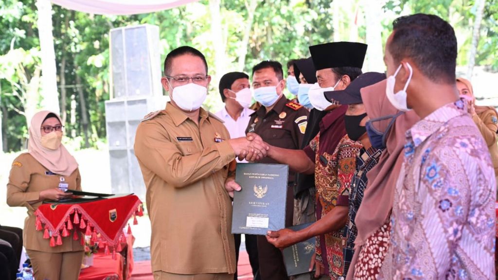 Jembatan ini merupakan jembatan kelima yang dibangun Arif Sugiyanto pada 2021.