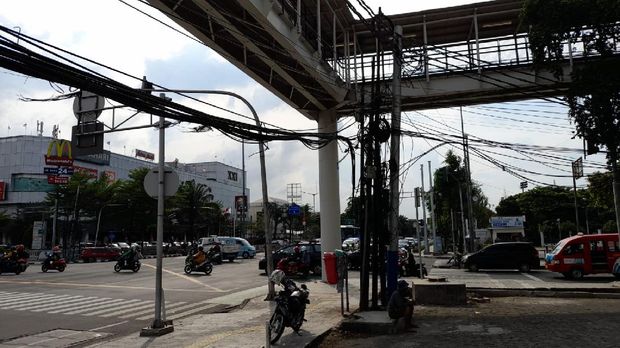 Kabel menjuntai dan semrawut di Jl Pemuda Rawamangun, Jaktim.