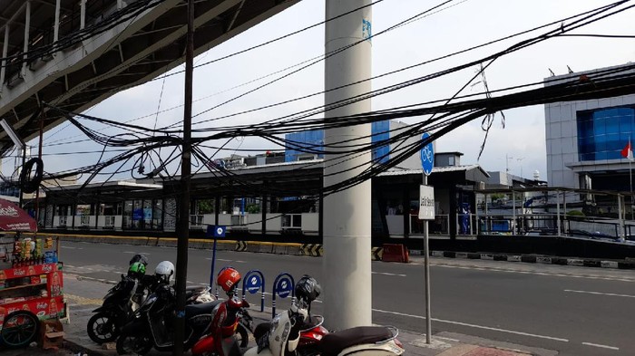 Kabel menjuntai dan semrawut di Jl Pemuda Rawamangun, Jaktim.