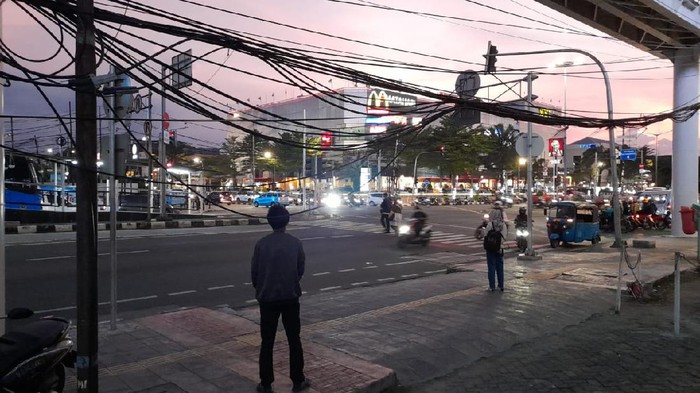 Kabel menjuntai di Jl Pemuda, Rawamangun, Jakarta Timur, Senin (13/12/2021).