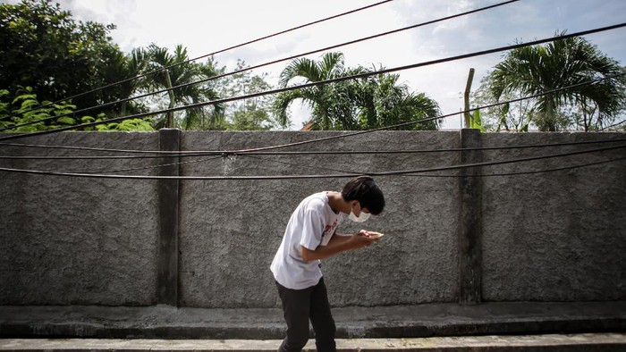 Seorang pejalan kaki melintas di trotoar yang terdapat kabel menjuntai di Jalan TMP Taruna, Kota Tangerang, Banten, Senin (13/12/2021). Selain dapat mengganggu fungsi trotoar, kabel yang terjuntai tersebut juga dapat membahayakan para pejalan kaki yang melintas. ANTARA FOTO/Fauzan/wsj.