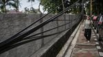 Kabel Menjuntai di Trotoar Bikin Pejalan Kaki Menunduk