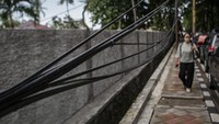 Selain dapat mengganggu fungsi trotoar, kabel yang terjuntai tersebut juga dapat membahayakan para pejalan kaki yang melintas.