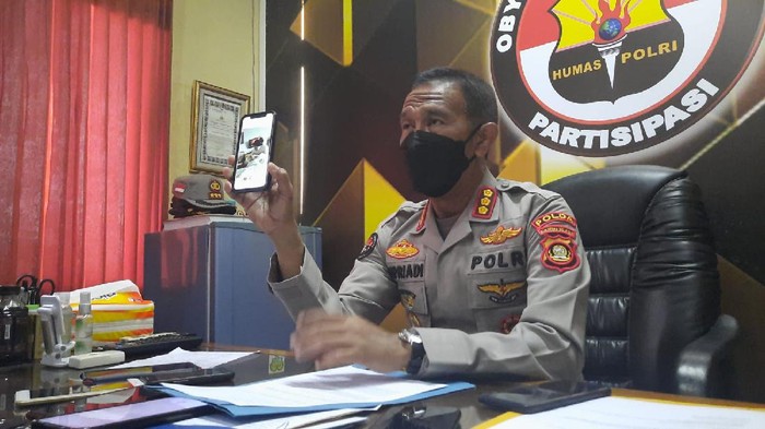 Kabid Humas Polda Sumsel Kombes Supriadi menunjukkan bukti video Bripka IS dan istri napi berinisial IN pacaran di kamar hotel.