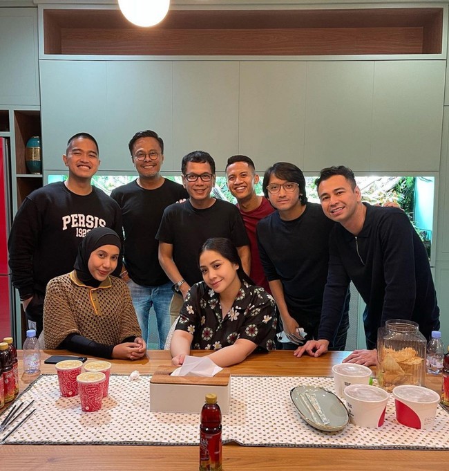 Nadya Arifta bersama Kaesang pose bareng sejumlah rekan kerja, salah satunya Wishnutama. Foto: Instagram