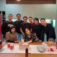 Nadya Arifta bersama Kaesang pose bareng sejumlah rekan kerja, salah satunya Wishnutama. Foto: Instagram