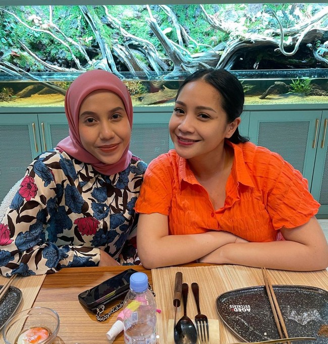 Kala itu Nadya Arifta berpose di samping Nagita Slavina. Ia mengenakan blouse motif bunga dan jilbab pink. Foto: Instagram