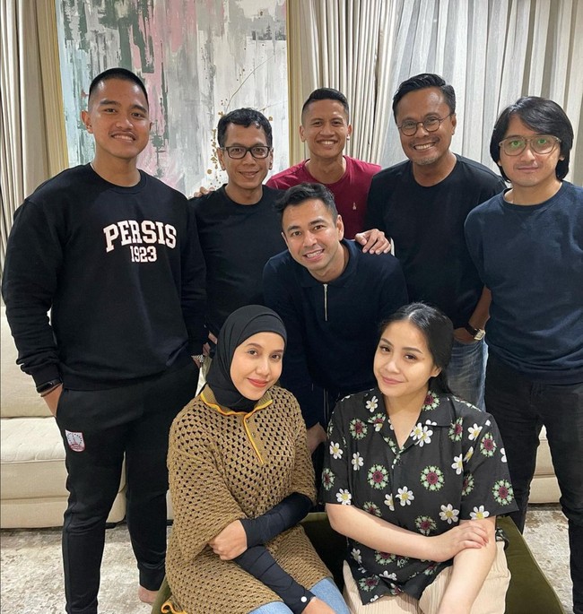 Untuk kedua kalinya Nadya Arifta kembali menemani Kaesang saat menemui Raffi Ahmad dan Nagita Slavina. Kali ini Nadya mengenakan blouse rajut berpotongan longgar yang dipadu inner hitam. Foto: Instagram