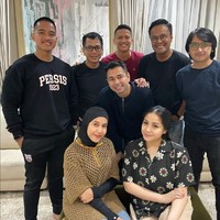 Untuk kedua kalinya Nadya Arifta kembali menemani Kaesang saat menemui Raffi Ahmad dan Nagita Slavina. Kali ini Nadya mengenakan blouse rajut berpotongan longgar yang dipadu inner hitam. Foto: Instagram