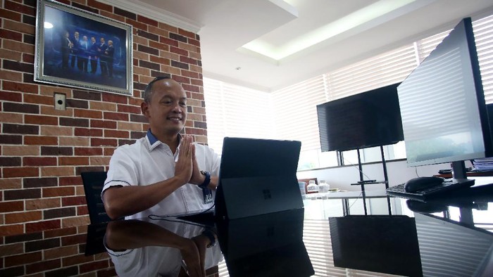 Plt Direktur Utama PT Pelni (Persero) Ony Suprihartono memberikan keterangan kepada media saat diskusi virtual outlook 2022 dan pengumuman pemenang Lomba Karya Tulis Jurnalistik Pelni 2021 di Jakarta, Senin (13/12/2021). Selain meningkatkan layanan penumpang, Pelni optimistis pada tahun 2021 dapat meningkatkan layanan angkutan barang melalui operasional 10 trayek tol laut dengan capaian hingga November 2021 mencatatkan pertumbuhan muatan barang sebesar 153% dibanding periode yang sama tahun 2020 dan load factor rata-rata 84% sesuai RAB dari Kementerian Perhubungan.