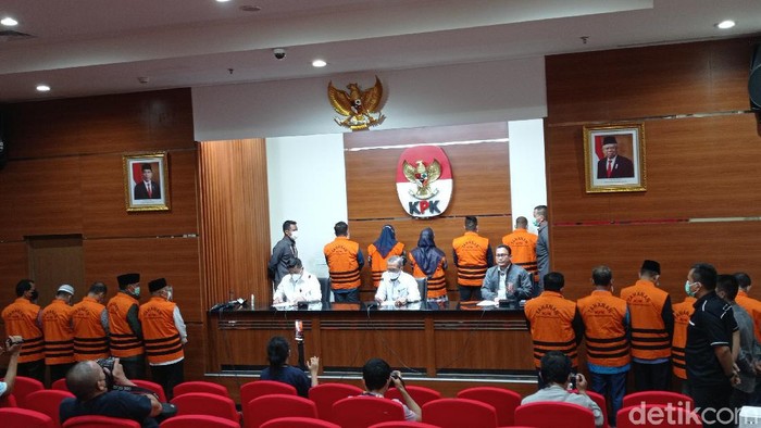 KPK kembali menetapkan 15 anggota DPRD Muara Enim periode 2014-2019 dan 2019-2023 sebagai tersangka kasus dugaan suap. Total ada 25 orang jadi tersangka. (Wilda Hayatun/detikcom)