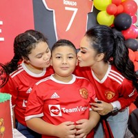 Aurel sepertinya mengikuti jejak ibunya, Krisdayanti yang juga pernah melahirkan di tanggal cantik. KD melahirkan buah hati kedua dari pernikahannya dengan Raul Lemos, Kellen Alexander Lemos pada 12-12-2012. Foto: Instagram @krisdayantilemos