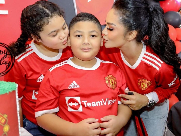 Krisdayanti rayakan ulang tahun Kellen