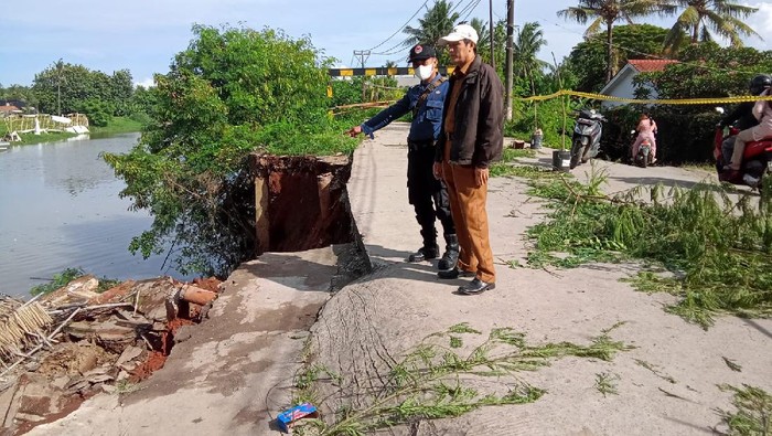 Longsor di Tanjung Burung, Teluknaga, Tangerang timpa satu warung kopi pada Senin (13/12/2021) subuh.