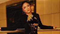 Busana tersebut digunakan Marion Jola buat manggung. (Foto: dok. Instagram @lalamarionmj) 