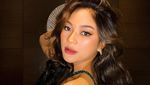 Marion Jola Anggun dengan Gaun Manik-manik Transparan