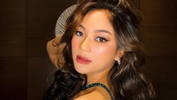 Dalam foto tersebut Marion Jola mengenakan gaun terbuka bernuansa hijau yang terbuat dari rangkaian manik-manik. (Foto: dok. Instagram @lalamarionmj) 
