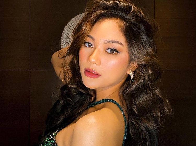 Marion Jola Anggun dengan Gaun Manik-manik Transparan