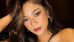 Marion Jola Anggun dengan Gaun Manik-manik Transparan