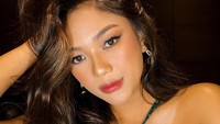 Marion Jola mengunggah sederet foto yang dia beri label sebagai selfie Natal. (Foto: dok. Instagram @lalamarionmj) 