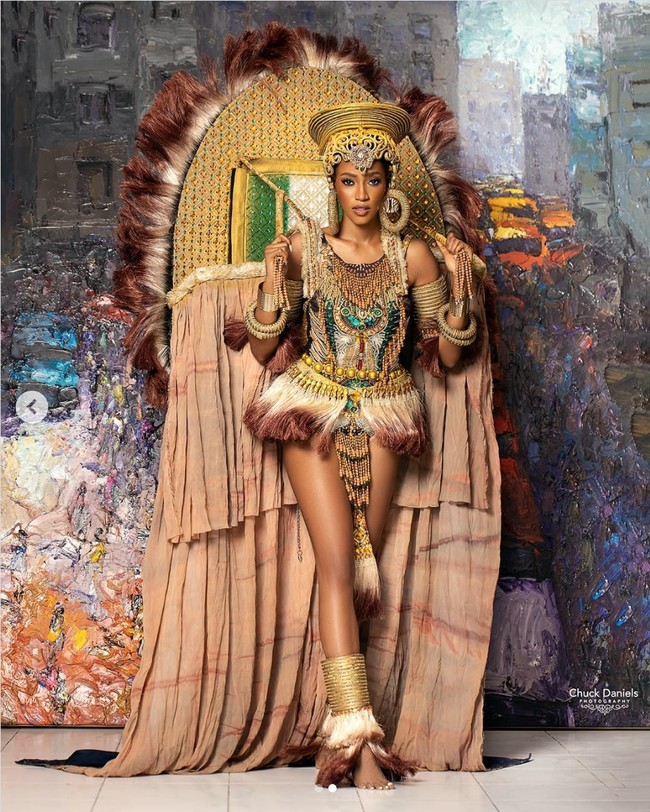 Maristella Okpala mengungkapkan bahwa kostum nasionalnya yang berbentuk topeng wanita ini memiliki tinggi 3 kaki atau hampir 1 meter. Kostum tersebut melambangkan Mmanwa yang dikenal sebagai pejuang dalam hal menghentikan kekerasan pada anak dan perempuan di Afrika Selatan. Foto: Instagram