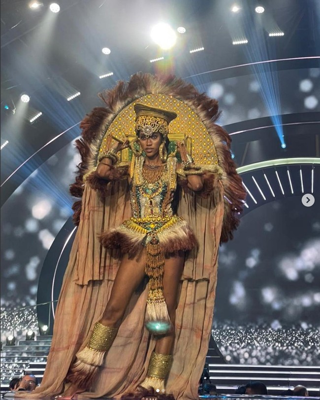 Kostum yang dikenakan Miss Nigeria 2021 Maristella Okpala di ajang Miss Universe 2021 dinamai Mmanwa. Dalam unggahan di Instagram, Maristella menjelaskan makna dan proses pembuatan dari kostum unik yang dikenakannya. Foto: Instagram