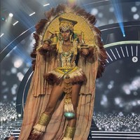 Kostum yang dikenakan Miss Nigeria 2021 Maristella Okpala di ajang Miss Universe 2021 dinamai Mmanwa. Dalam unggahan di Instagram, Maristella menjelaskan makna dan proses pembuatan dari kostum unik yang dikenakannya. Foto: Instagram