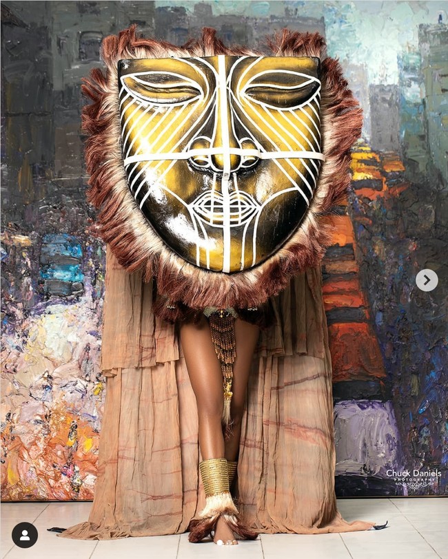 “Ini terbuat dari African bebatuan Afrika. Mmanwa adalah kostum topeng wanita yang didesain untuk upacara dan festival dengan tujuan untuk merayakan kekayaan bebudaya Nigeria, dengan menekankan pada kekuatan seorang wanita,” demikian penjelasan yang ditulis Maristella Okpala mengenai kostum nasionalnya. Foto: Instagram