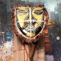 “Ini terbuat dari African bebatuan Afrika. Mmanwa adalah kostum topeng wanita yang didesain untuk upacara dan festival dengan tujuan untuk merayakan kekayaan bebudaya Nigeria, dengan menekankan pada kekuatan seorang wanita,” demikian penjelasan yang ditulis Maristella Okpala mengenai kostum nasionalnya. Foto: Instagram