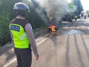 Sebuah Motor Tiba-tiba Terbakar Saat Dikendarai Pemiliknya
